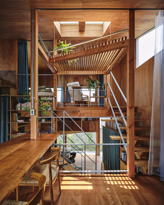 Casa en Nakano / HOAA / Hiroyuki Oinuma Architect & Associates - Fotografía interior, Escaleras, Madera, Fijación Vigas, Terraza