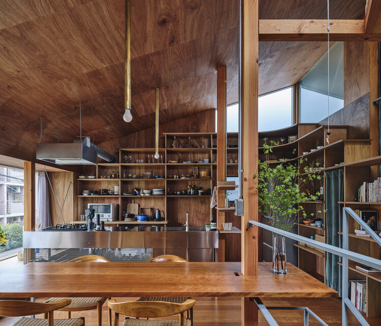 Casa en Nakano / HOAA / Hiroyuki Oinuma Architect & Associates - Fotografía interior, Cocina, Madera, Fijación Vigas, Sillas