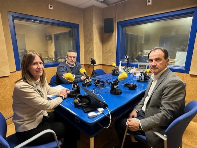 Fran Montaner, en el estudio de Radio Huesca SER, junto con José María Tejerina, director regional de la Cadena SER, y Nuria Garcés