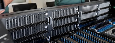 Una sola persona en Barcelona y 2,5 millones de SMS al día: las "granjas de móviles" que operan en España para estafarte