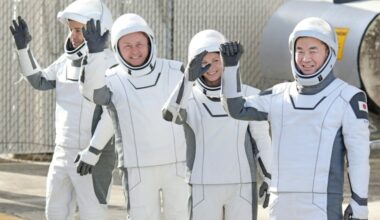 Cuatro astronautas de la EEI vuelven con éxito a la Tierra tras una evacuación médica