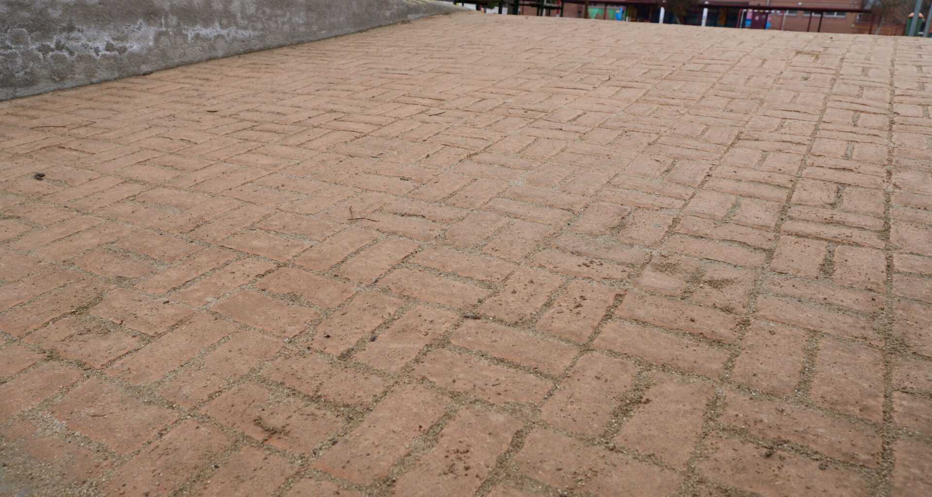 El alcalde de Móstoles visita el CEIP Gabriel Celaya para comprobar las actuaciones de mejora del centro educativo