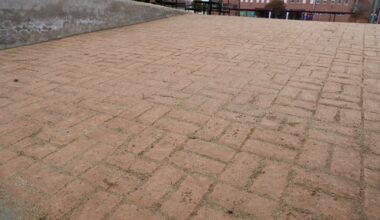 El alcalde de Móstoles visita el CEIP Gabriel Celaya para comprobar las actuaciones de mejora del centro educativo