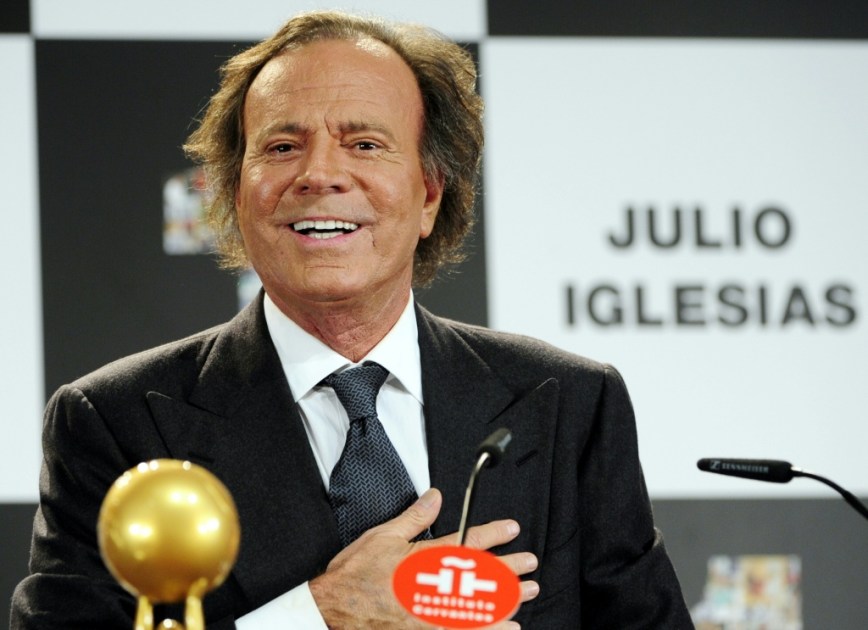 Julio Iglesias tacha las acusaciones sexuales de exempleadas de "absolutamente falsas"