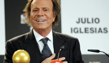 Julio Iglesias rompe su silencio y tacha de "absolutamente falsas" las acusaciones sexuales de exempleadas