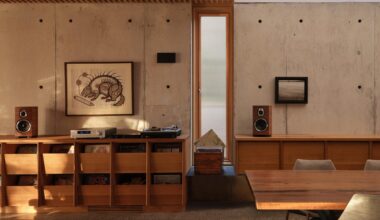 Una casa junto a un lago hecha en hormigón y madera diseñada para un bailarín