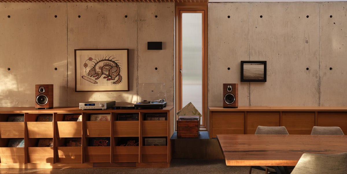 Una casa junto a un lago hecha en hormigón y madera diseñada para un bailarín