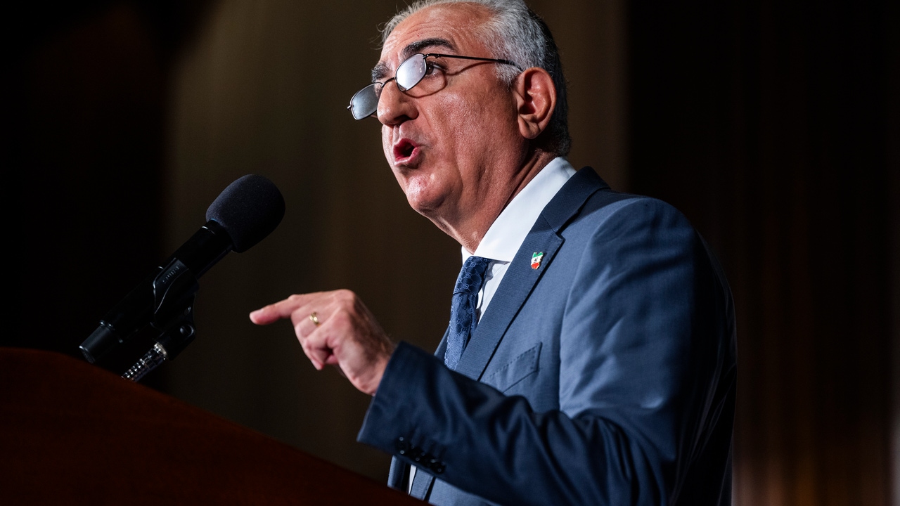 El hijo del sah presenta su "plan de cien días" cuando "colapse el régimen iraní"