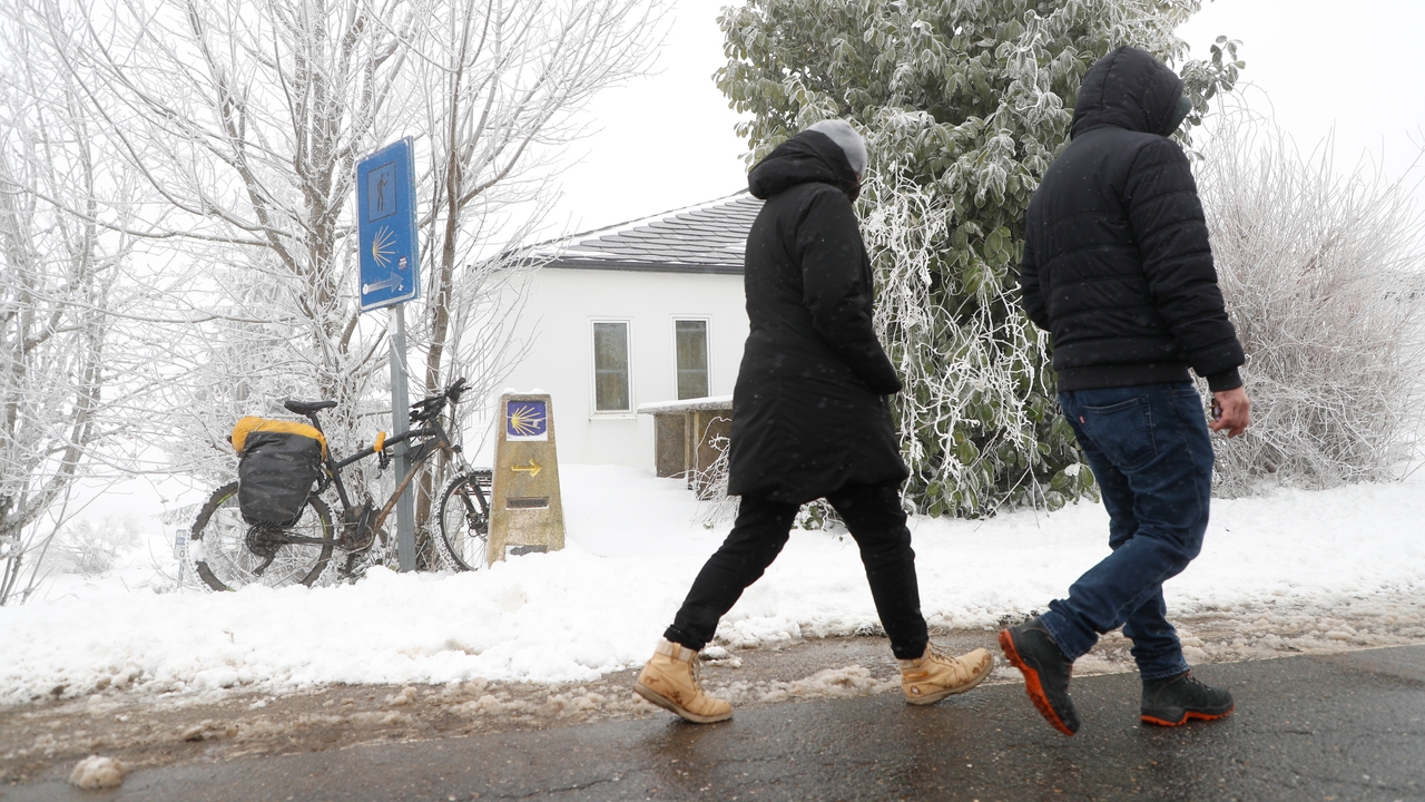 Alertas de la AEMET por fuertes nevadas y frío, en directo: carreteras cortadas, pueblos incomunicados y última hora en Castilla y León, Galicia o Cataluña - La Razón