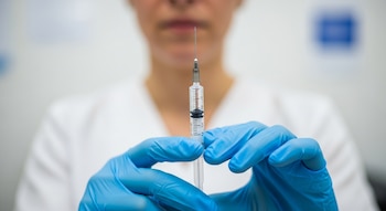 Una trabajadora de la salud,