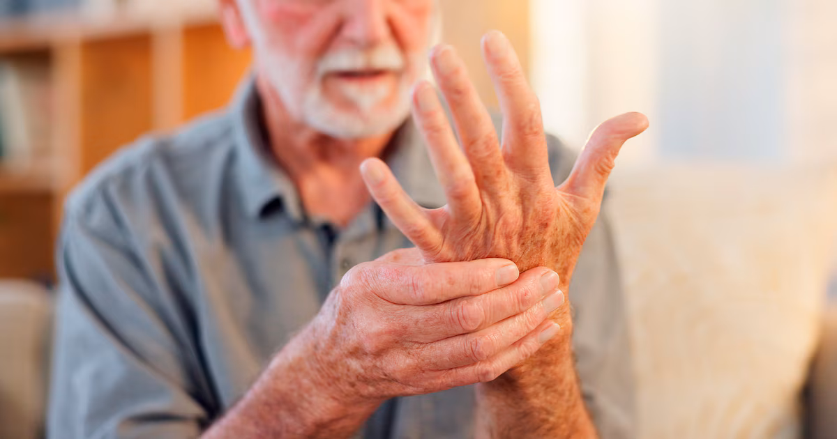 Cuatro síntomas de la enfermedad de Parkinson que pueden aparecer décadas antes del diagnóstico