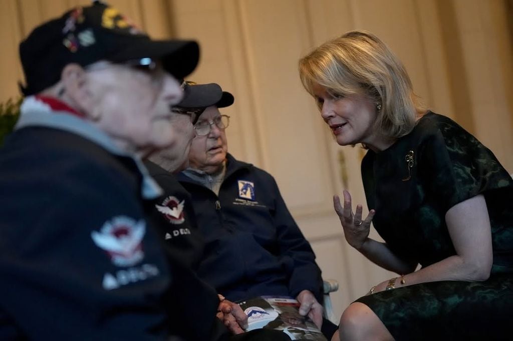 La reina Matilde conversando con uno de los veteranos