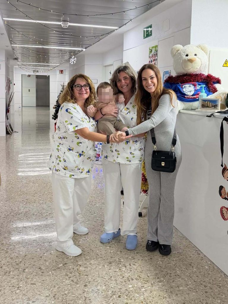 Nerea Garmendia junto a las enfermeras y el pequeño Unax, después de pasar el inicio del año entre batas y diagnósticos