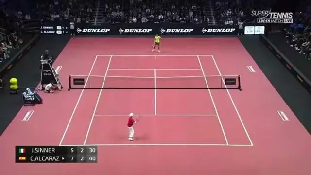 Insólito: Sinner saca a un chaval a jugar con Alcaraz y... ¡le hace un puntazo!