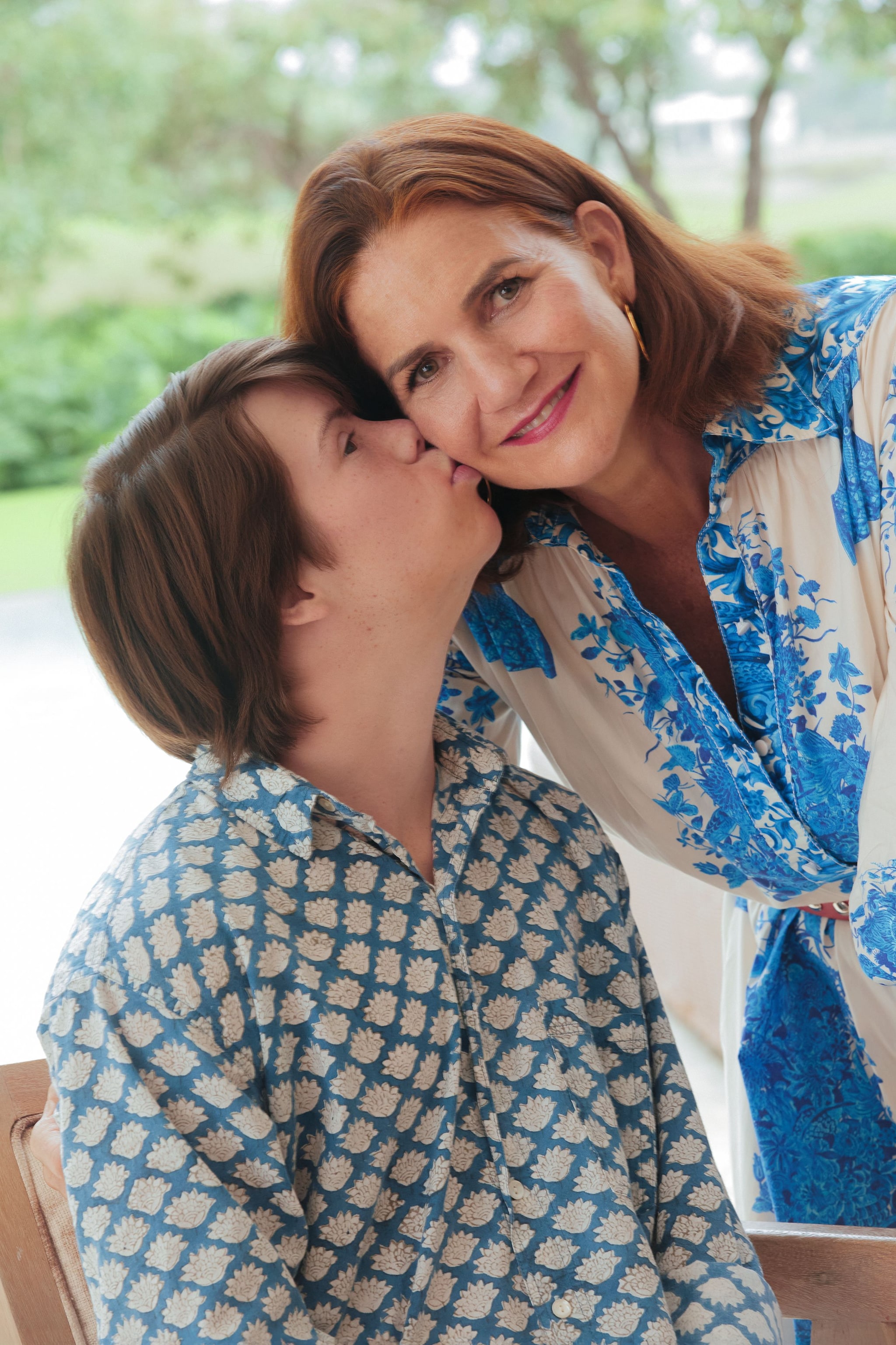 Roscón, dándole un beso a su madre, Samantha Vallejo-Nágera