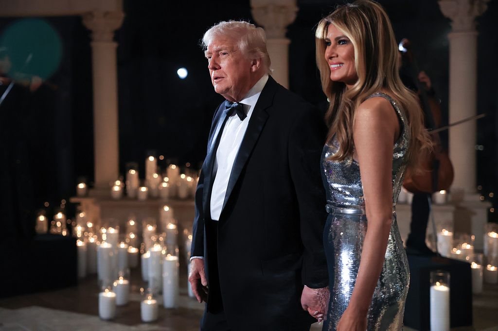Donald y Melania Trump en la fiesta de Nochevieja en Mar-a-Lago 2025.