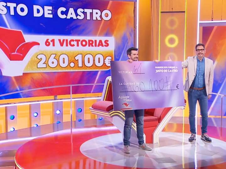 Eugeni Alemany entrega el bote al último campeón de 'Agárrate al sillón'