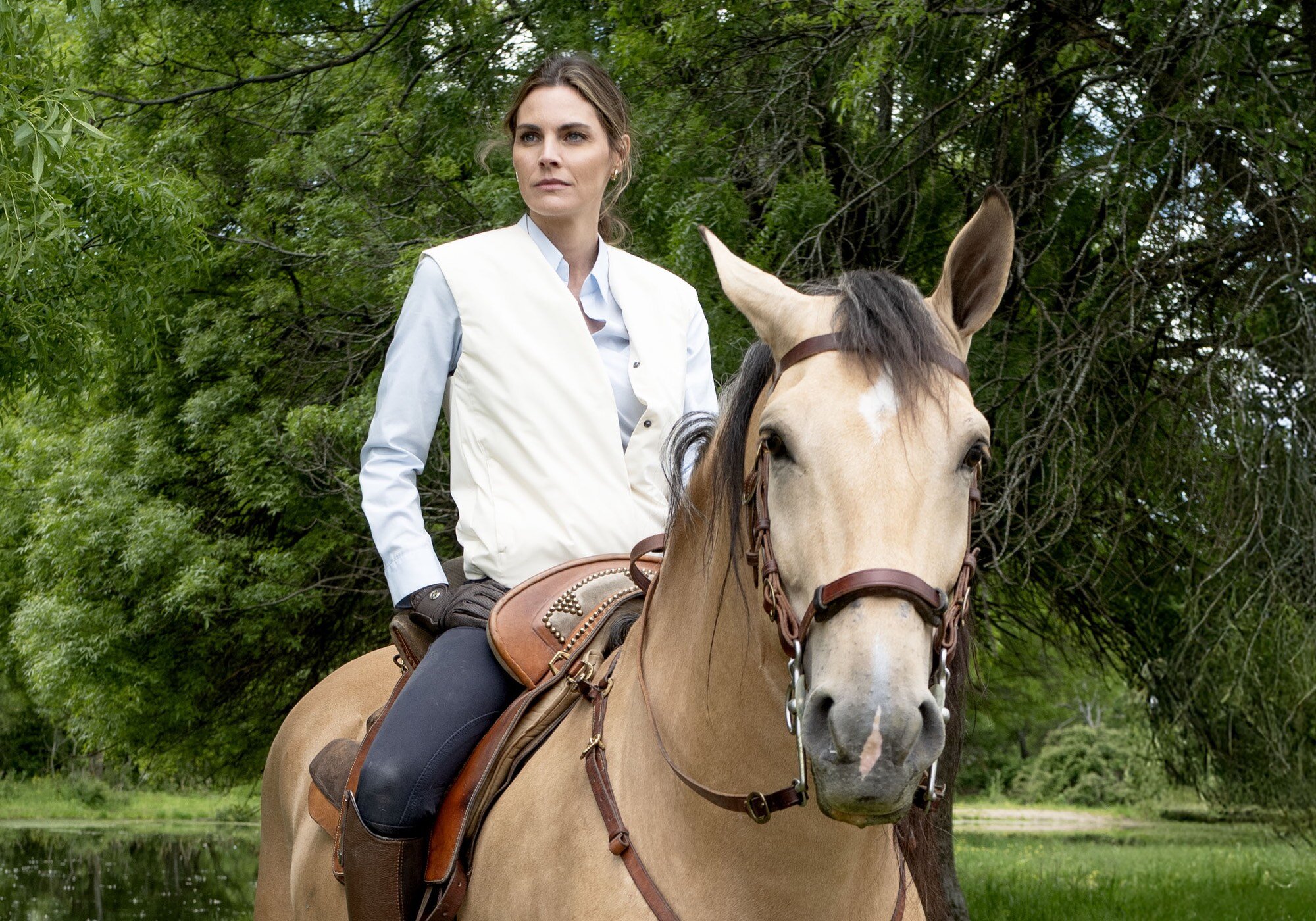 Amaia Salamanca, montando en caballo en 'Pura Sangre'