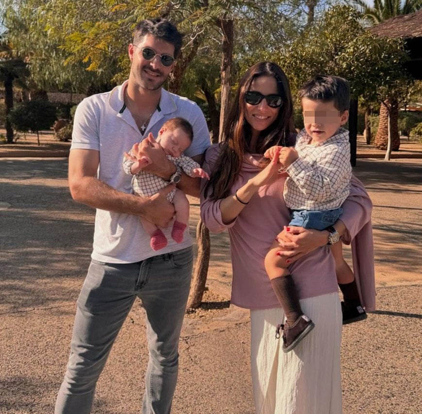 Plano medio de Lucía Villalón posando con su familia