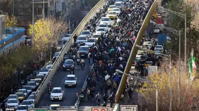 Comerciantes y tenderos iraníes protestan junto a una autopista en Teherán el 29 de diciembre.