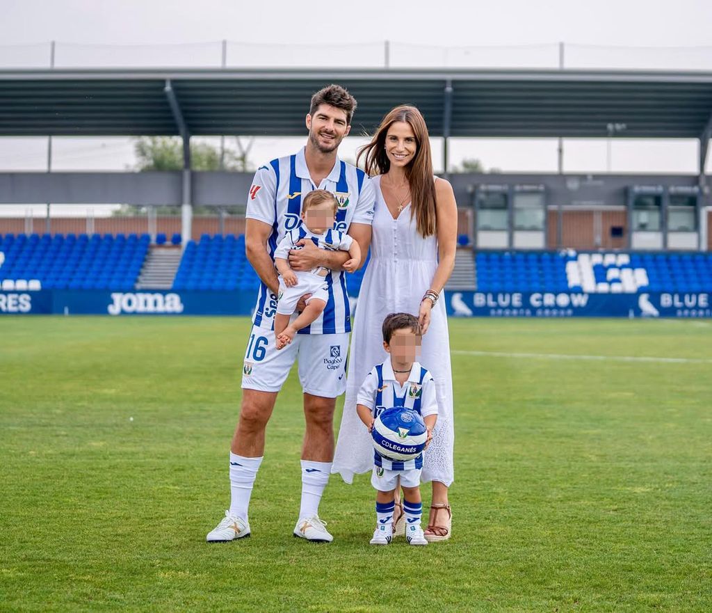 Gonzalo Melero y su familia el día de su presentación con el CD Leganés