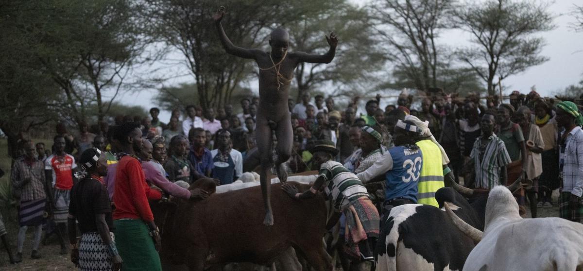 La cámara de Emilio Cueto, en medio de la tribu