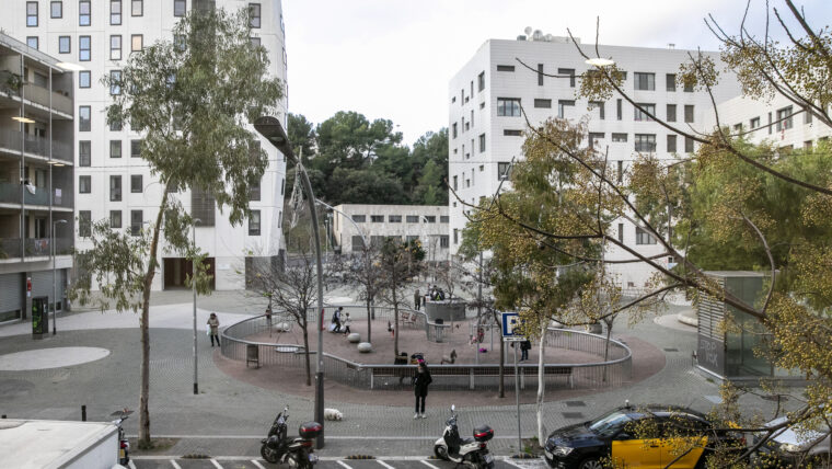 Voltants del Casal de Torre Baró amb un parc que té una zona de jocs infantils. Autor: Edu Bayer