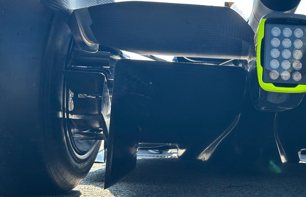 2025: la cascada de flaps estaba unida al brake duct
