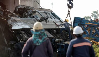 Múltiples víctimas mortales tras la caída de una grúa sobre un tren en Tailandia