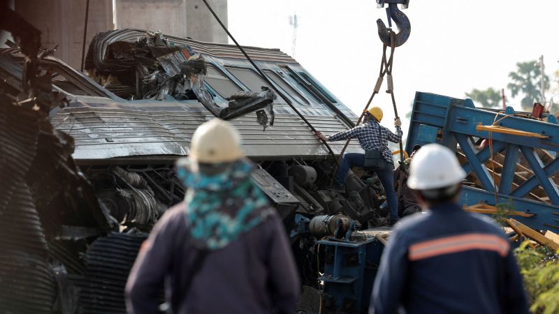 Múltiples víctimas mortales tras la caída de una grúa sobre un tren en Tailandia