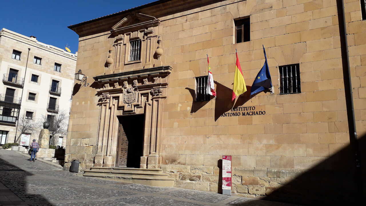 'Vistas a la avenida' muestra en el IES Antonio Machado el trabajo de cuatro amigas que se conocieron en Bellas Artes