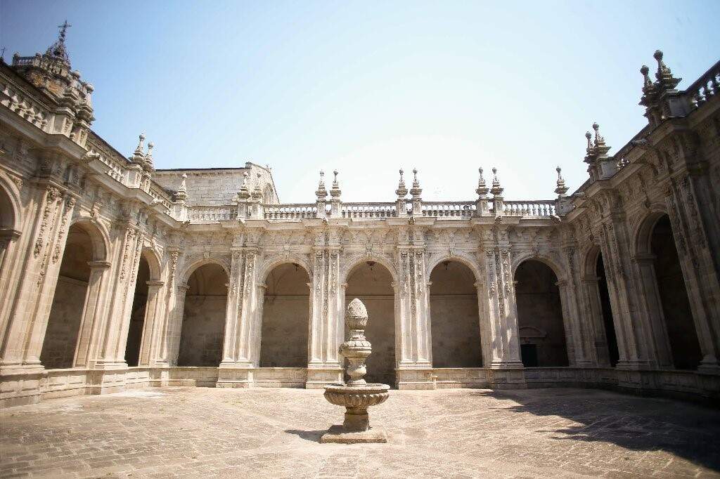 de la plaza de abastos a la catedral