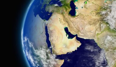 Vista satelital del globo terráqueo centrada en Oriente Medio, con regiones vecinas visibles parcialmente y algunas nubes dispersas sobre la superficie. A la izquierda, la vista se enmarca por el entorno espacial.