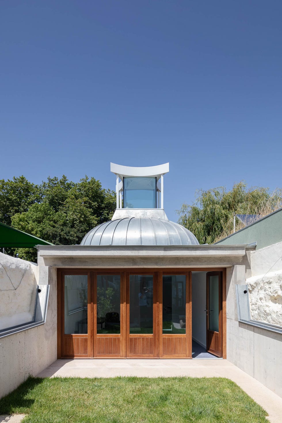solar estrecho alargado casa dos volumenes patio interior anexo con cúpula