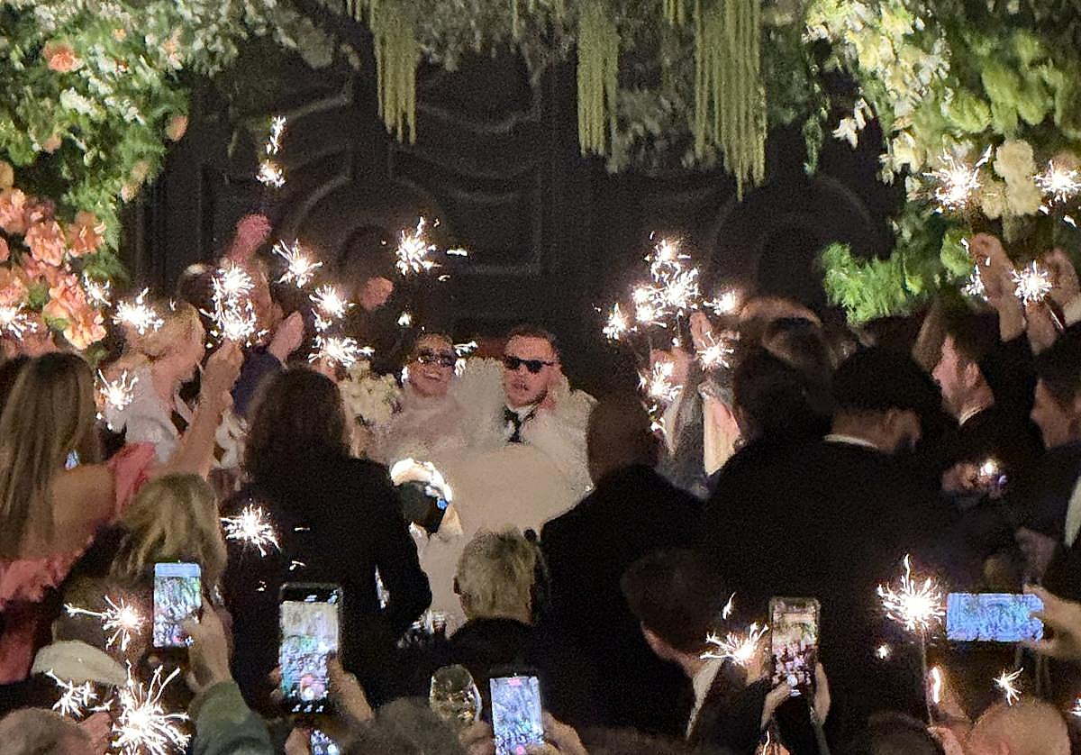 Flores, un descapotable y lujo: Zach Bryan da la campanada en Donostia