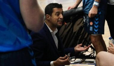 Saulo Hernández, durante un tiempo muerto ante Melilla Baloncesto.