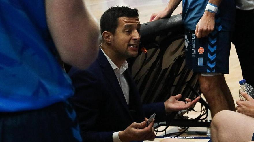 Saulo Hernández, durante un tiempo muerto ante Melilla Baloncesto.