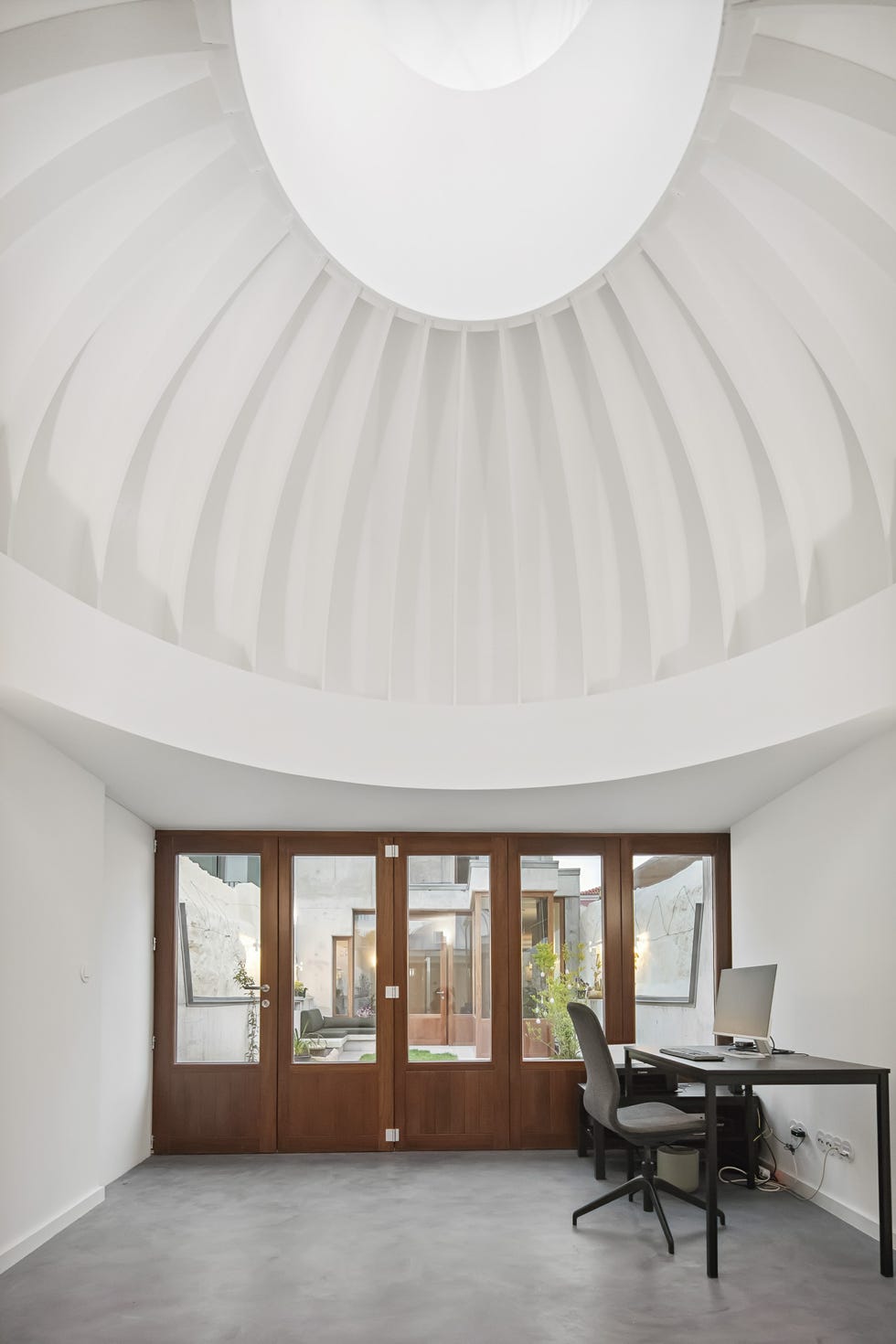 solar estrecho alargado casa dos volumenes patio interior anexo con cúpula