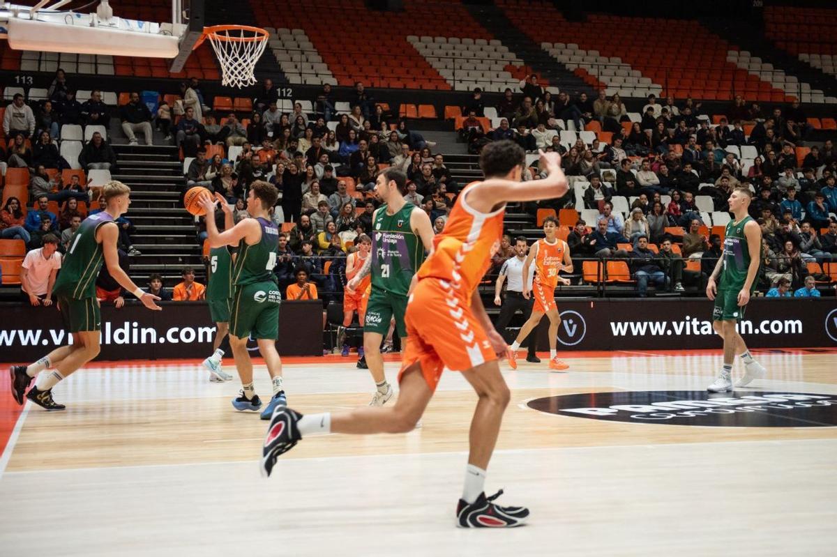 Partido entre los filiales del Valencia Basket y el Unicaja en La Fonteta.