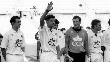 Antes de ganar tres Champions League con el Real Madrid y ser el "9" de la Selección, un jovencísimo Morientes asombró a España con la camiseta blanca del Albacete. Debutó en Primera División con solo 17 años, el 7 de noviembre de 1993, en un partido contra el Tenerife. Fue Benito Floro quien vio en él un potencial ilimitado mientras destacaba en las categorías inferiores del club. Fue en la campaña 1994/95 cuando explotó definitivamente. Anotó 5 goles que sirvieron para confirmar que el Albacete se le estaba empezando a quedar pequeño. Su nivel era tan alto que el Real Zaragoza pagó por él unos 350 millones de pesetas en 1995, una cifra récord para el Albacete en aquella época.