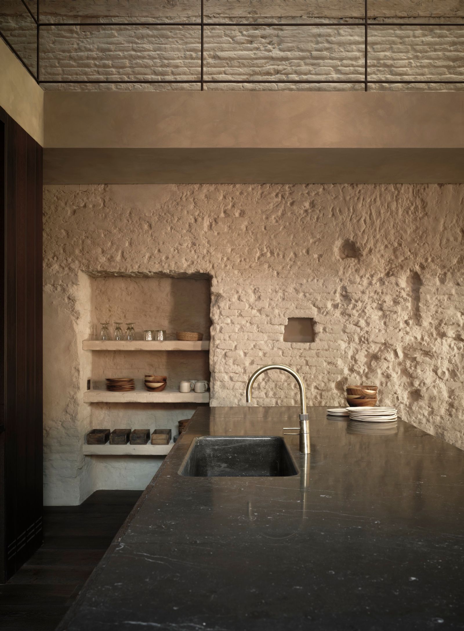 Encimera de cocina con pared de ladrillo blanca