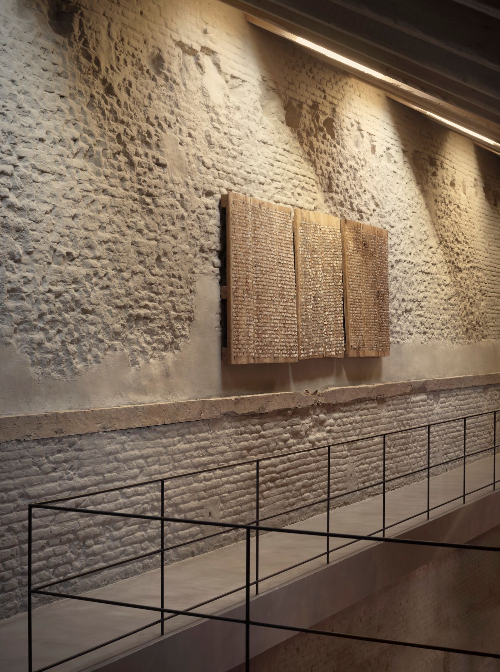 Barandilla de piso superior con pared texturada