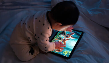 El uso excesivo de dispositivos y sus pantallas conlleva riesgos cognitivos, lingüísticos y socioemocionales