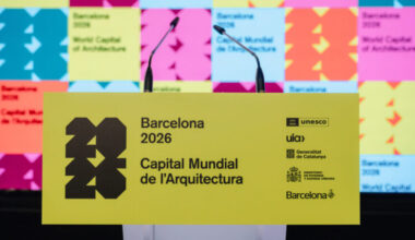 Faristol de la presentació de la programació de Barcelona 2026 Capital Mundial de l'Arquitectura, al Canòdrom. Autora: Cristina Salarich.