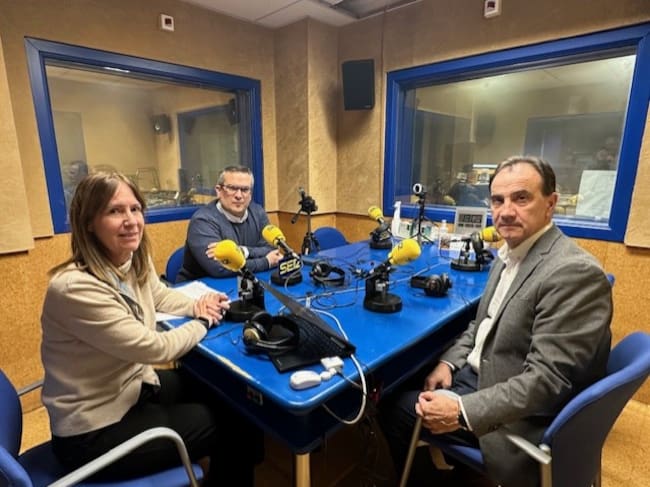 Fran Montaner, en el estudio de Radio Huesca SER, junto con José María Tejerina, director regional de la Cadena SER, y Nuria Garcés