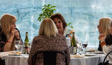 Nuevas pruebas indican que los vínculos sociales frecuentes protegen la memoria y la independencia de los adultos mayores