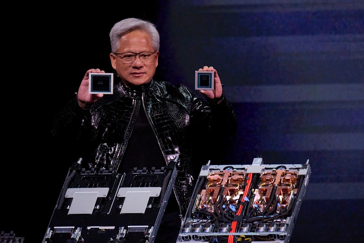 CEO de Nvidia dice que chips Rubin van según lo previsto y que demanda es fuerte