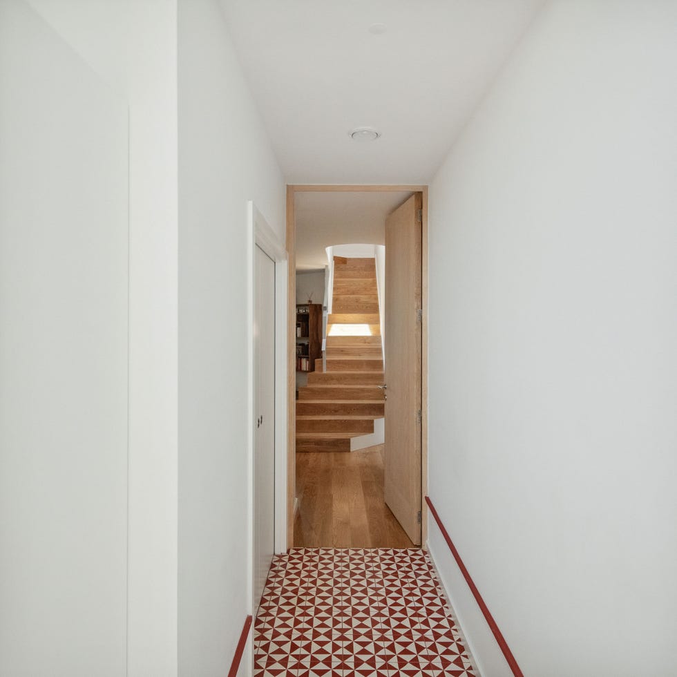 solar estrecho alargado casa dos volumenes patio interior anexo con cúpula