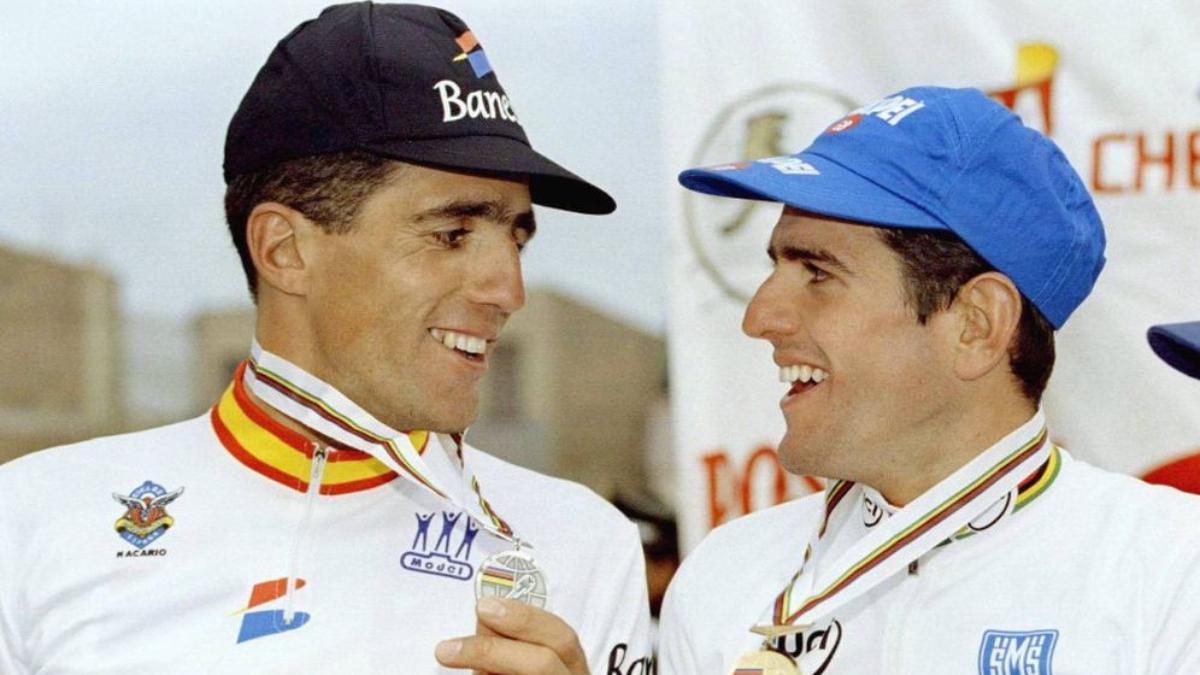 Indurain y Olano posan con las medallas de oro y plata en los Mundiales de Ciclismo de 1995 celebrados en Diutama