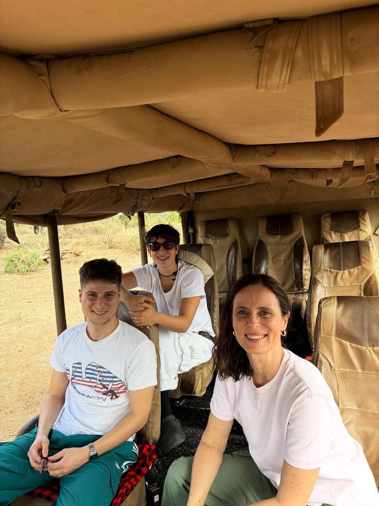 Aitana Sánchez Gijón con sus dos hijos de viaje en Kenia
